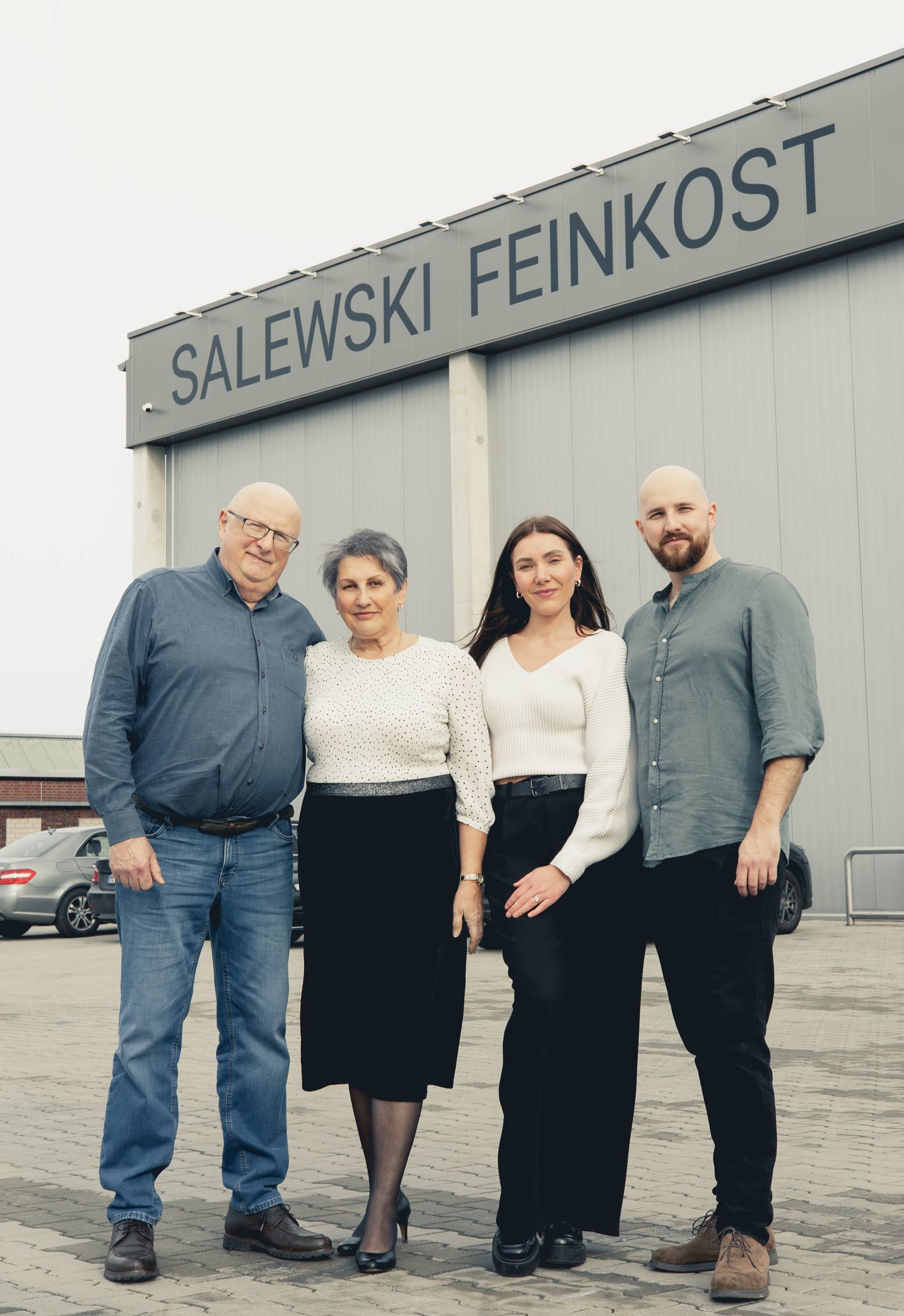 Die Familie Salewski vor dem Produktionsgebäude in Duisburg